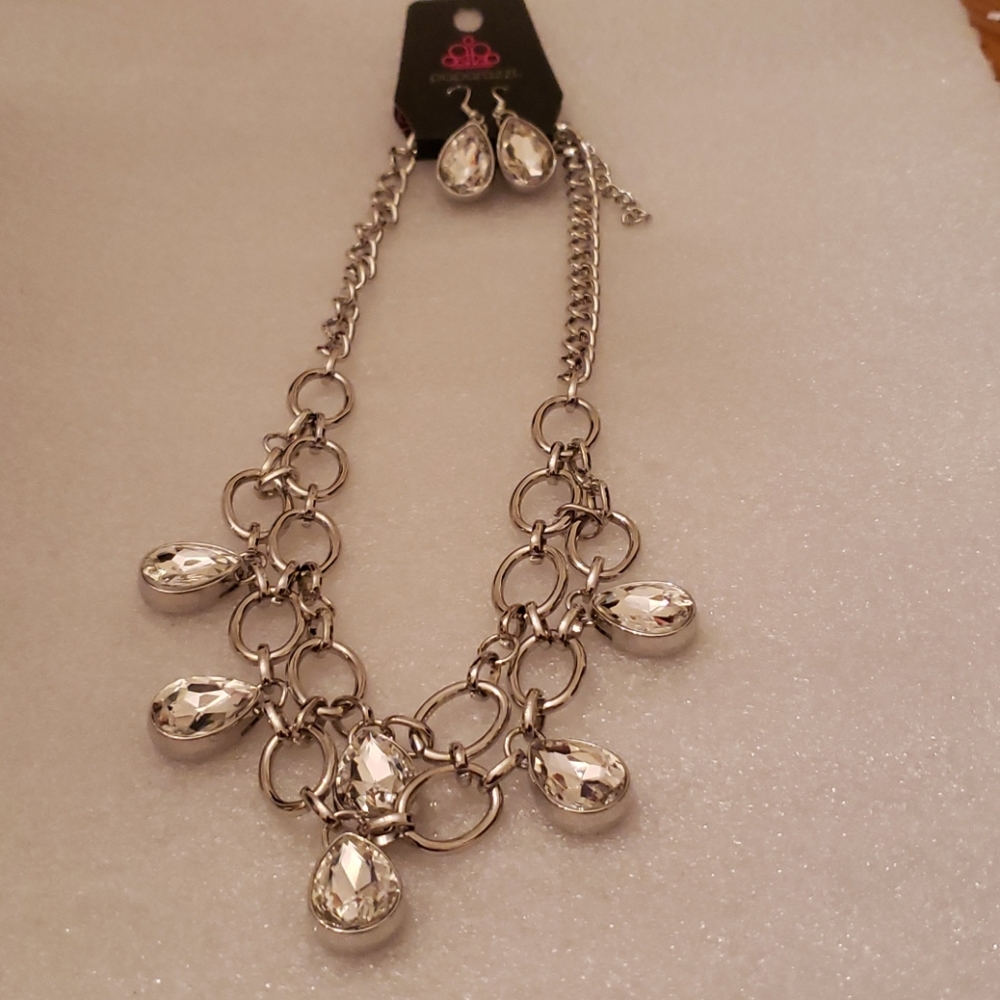 Short necklace w earrings